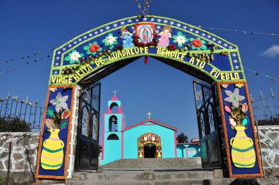 Colorida igreja em homenagem à Virgem de Guadalupe, no caminho para o Nevado de Toluca, na região central do México